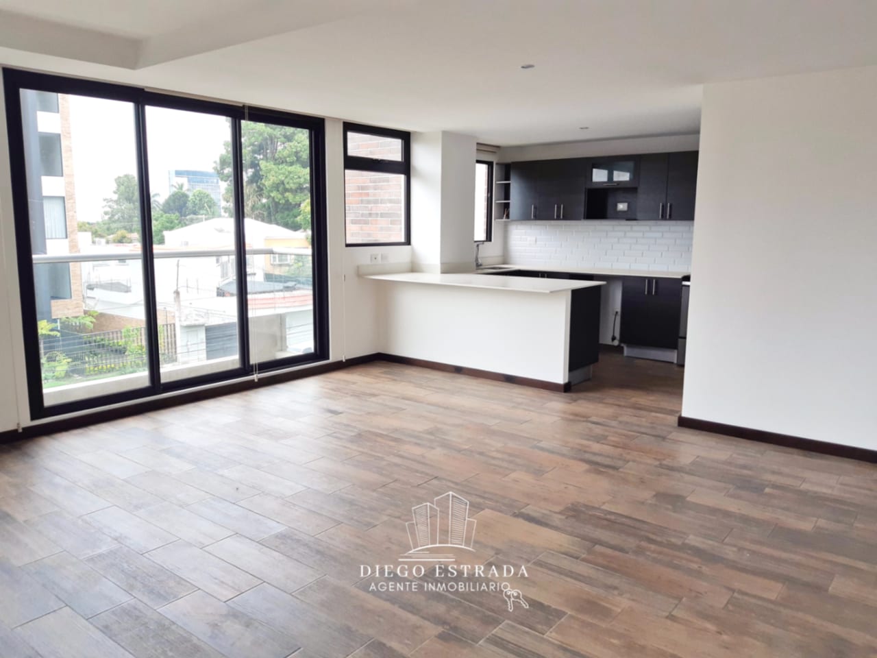 Zona 15, apartamento amplio — foto 1 de 11