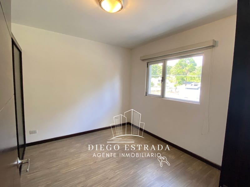 Apartamento con balcón y terraza — foto 10 de 12